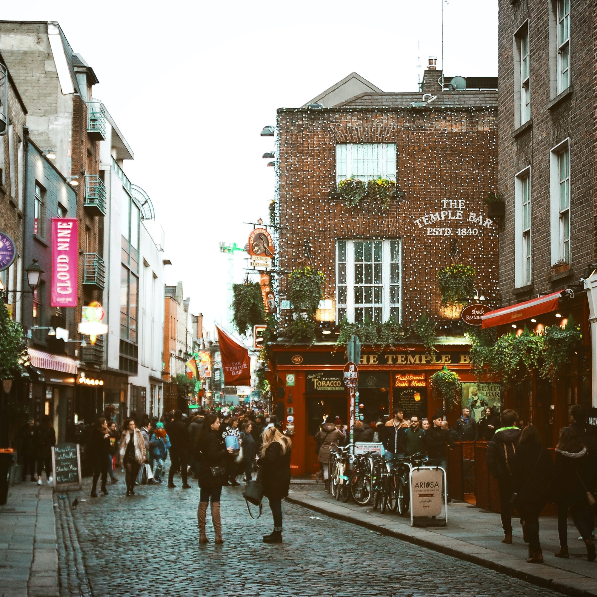 diogo-palhais-tnzzr8HpLhs-unsplash
